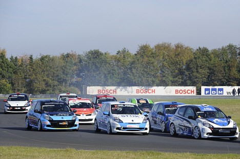 Der var kamp om pladserne i det første løb i Renault DTC Light Cup. Her er det Jan Seerup, der fører an.